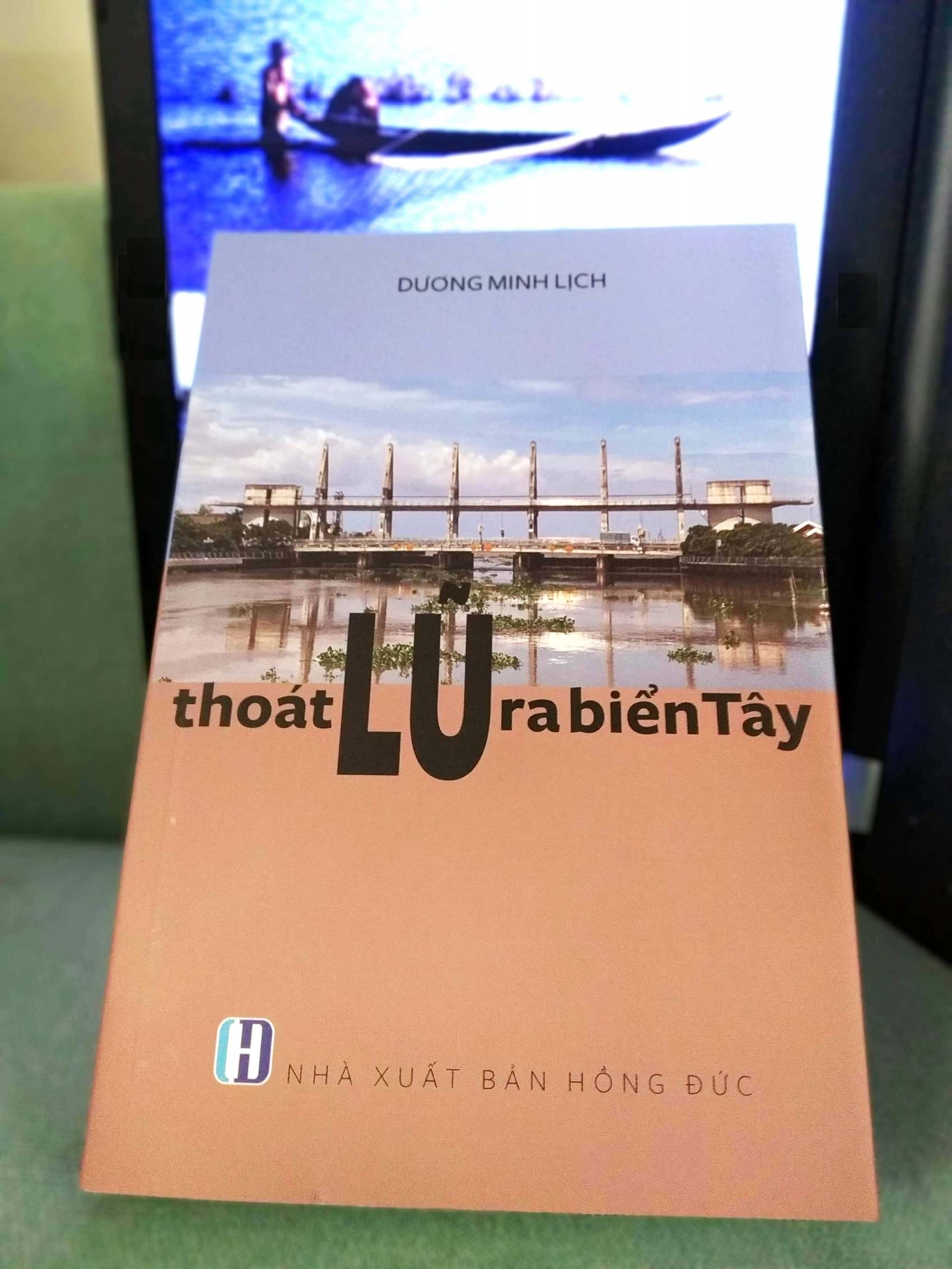 Thoát[-]lũ[-]ra[-]biển[-]Tây[-]-[-]cuốn[-]"sử[-]ký"[-]đặc[-]biệt[-]về[-]bão[-]lũ[-]đất[-]phương[-]Nam[-]thế[-]kỷ[-]20